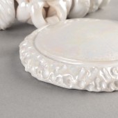 Smulkus baltas vėrinys prie kaklo dekoruotais kraštais