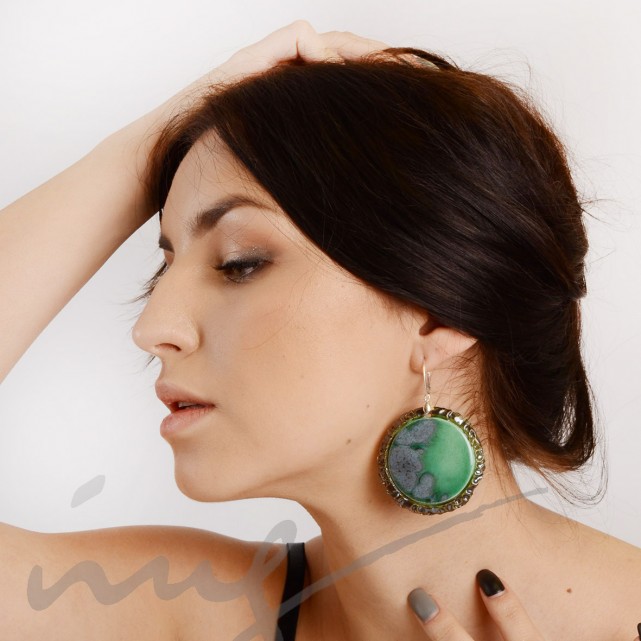 Apvalūs labai dideli skaisčiai žali auskarai dekoruotais kraštais