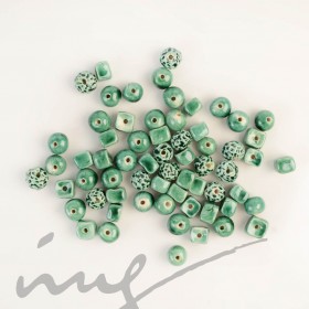 Rankų darbo keramikiniai karoliukai - skaisčiai žalia, 1,2mm skylute