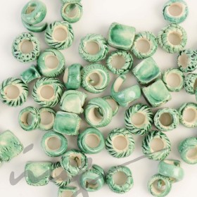 Rankų darbo keramikiniai karoliukai - skaisčiai žalia, 8 mm skylute